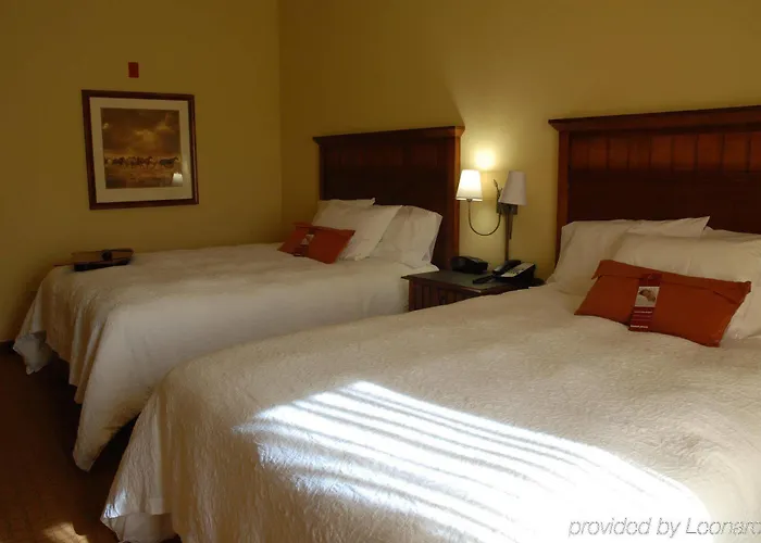 Hotel Hampton & River Green River
