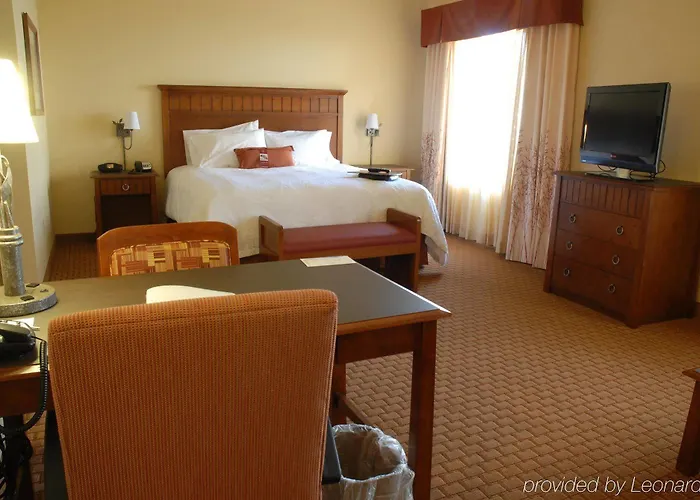 Hotel Hampton & River Green River