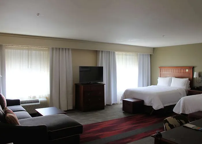 Hotel Hampton & River Green River